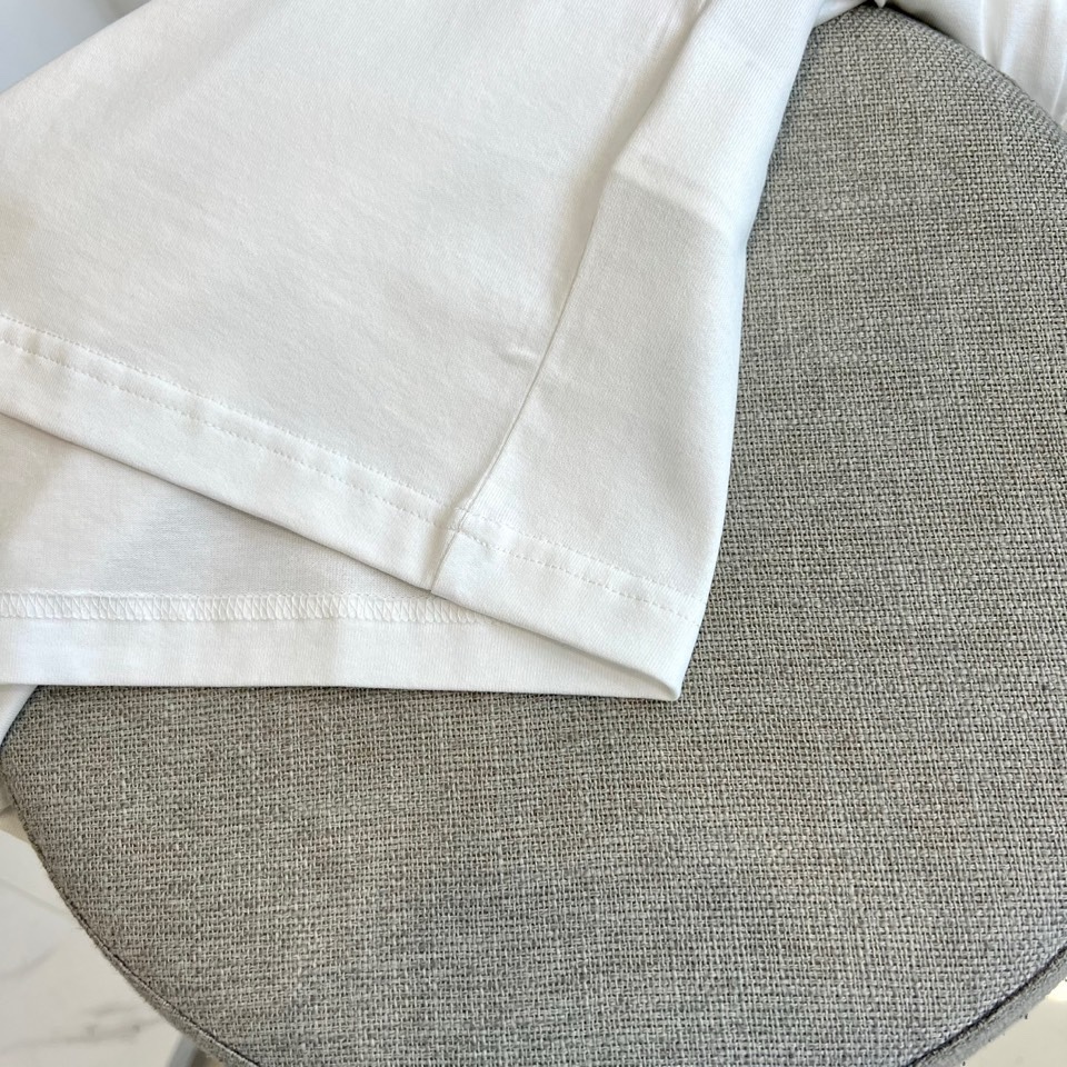 1v威登、2026春夏系列男士T恤，以经典圆领廓形承载一段充满想象力的自然叙事。设计核心聚焦于胸前醒目的