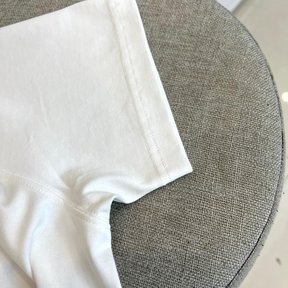 1v威登、2026春夏系列男士T恤，以经典圆领廓形承载一段充满想象力的自然叙事。设计核心聚焦于胸前醒目的