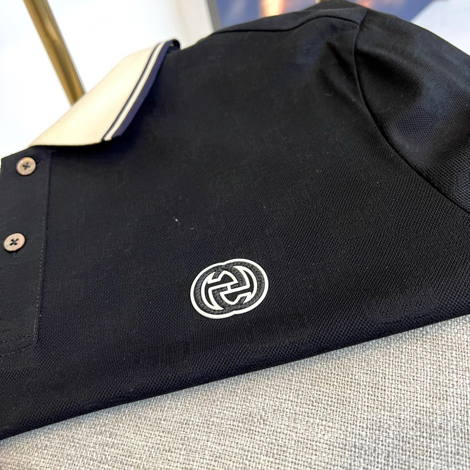 Gucc古驰、2026春夏新品男士半袖POLO衫，以经典翻领与三粒纽扣设计，诠释隽永的休闲风格。领口与袖