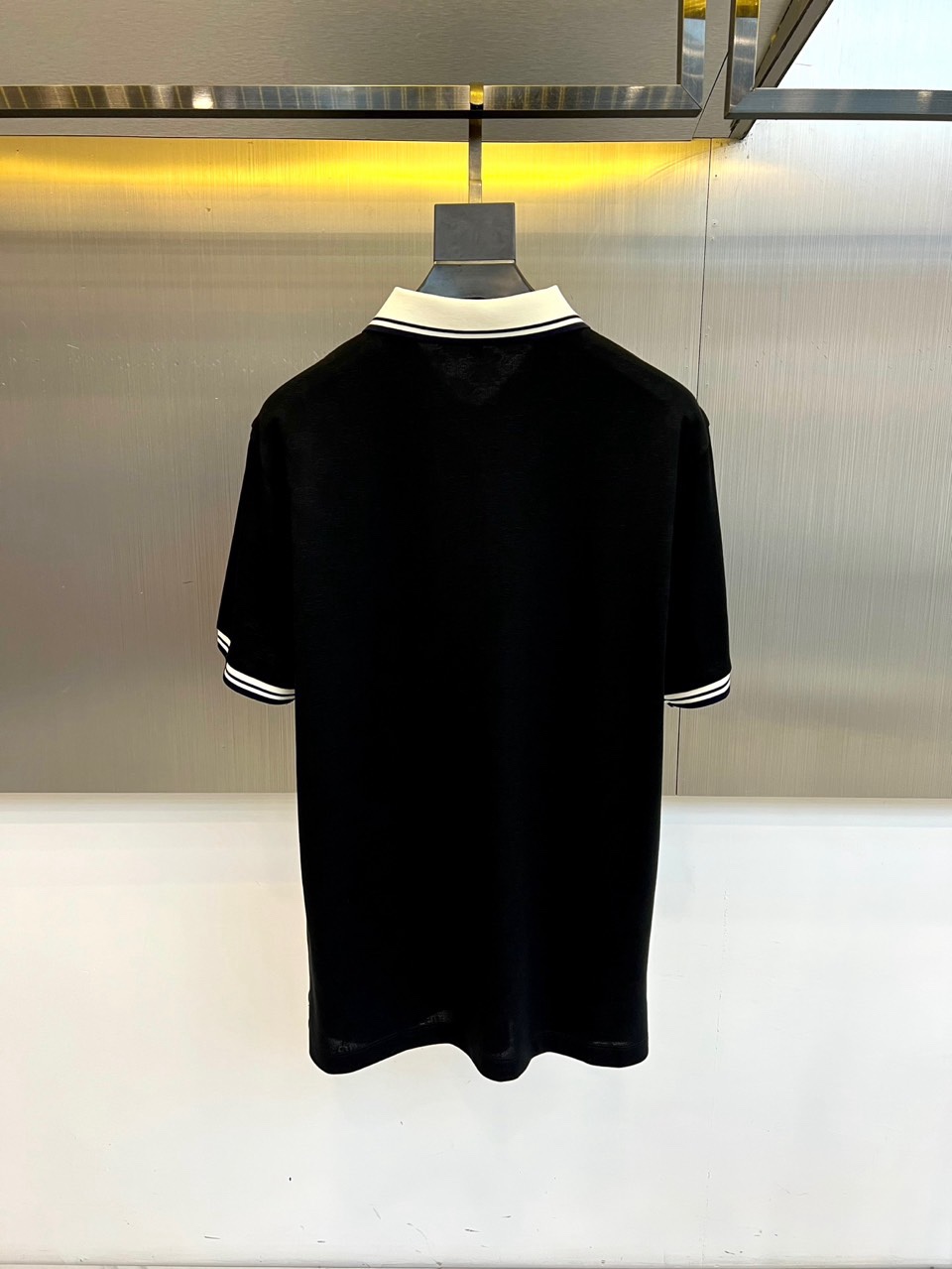 Gucc古驰、2026春夏新品男士半袖POLO衫，以经典翻领与三粒纽扣设计，诠释隽永的休闲风格。领口与袖