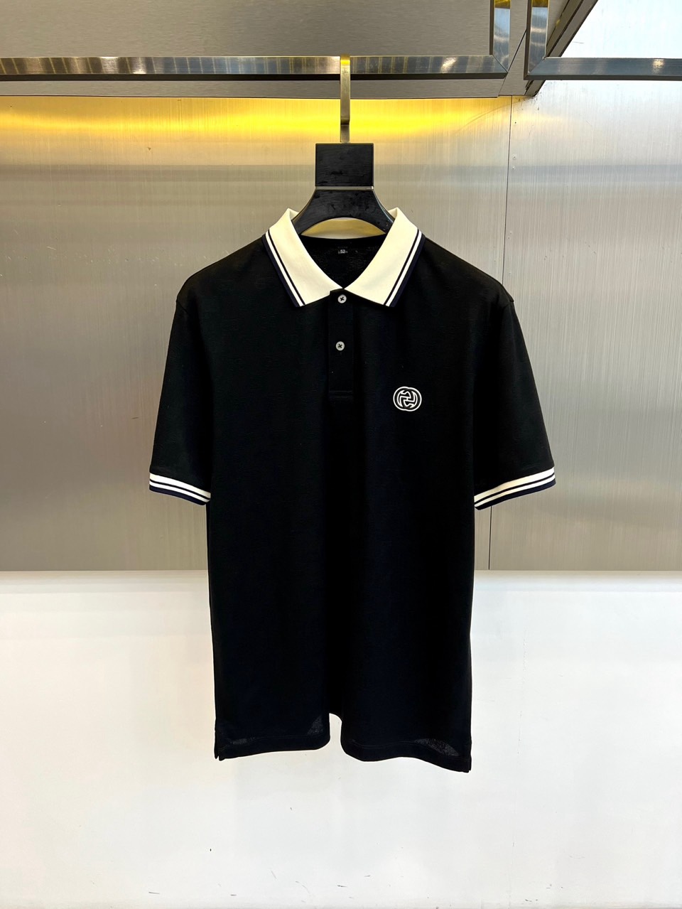 Gucc古驰、2026春夏新品男士半袖POLO衫，以经典翻领与三粒纽扣设计，诠释隽永的休闲风格。领口与袖