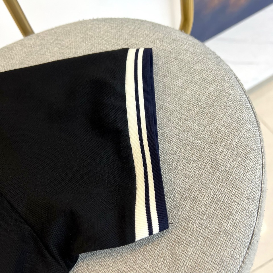 Gucc古驰、2026春夏新品男士半袖POLO衫，以经典翻领与三粒纽扣设计，诠释隽永的休闲风格。领口与袖