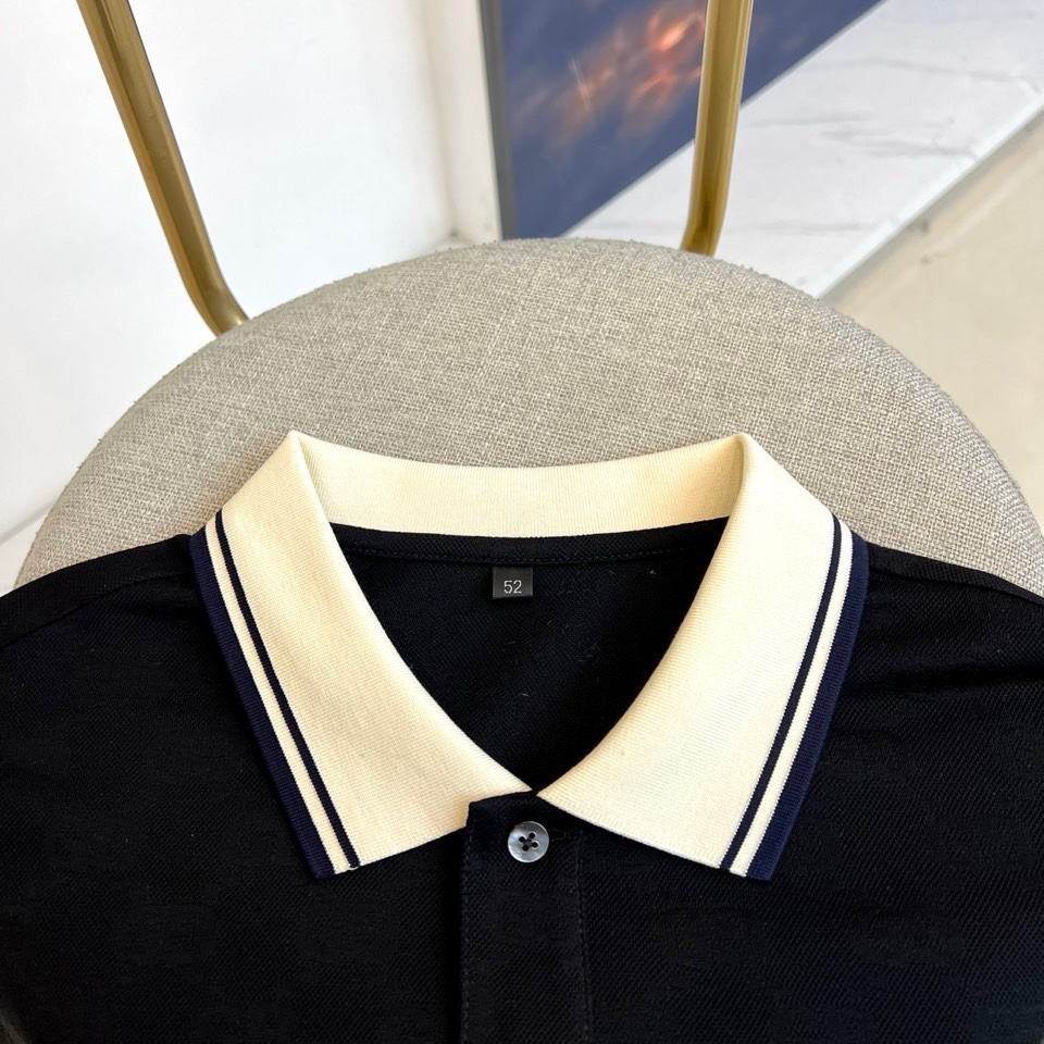 Gucc古驰、2026春夏新品男士半袖POLO衫，以经典翻领与三粒纽扣设计，诠释隽永的休闲风格。领口与袖