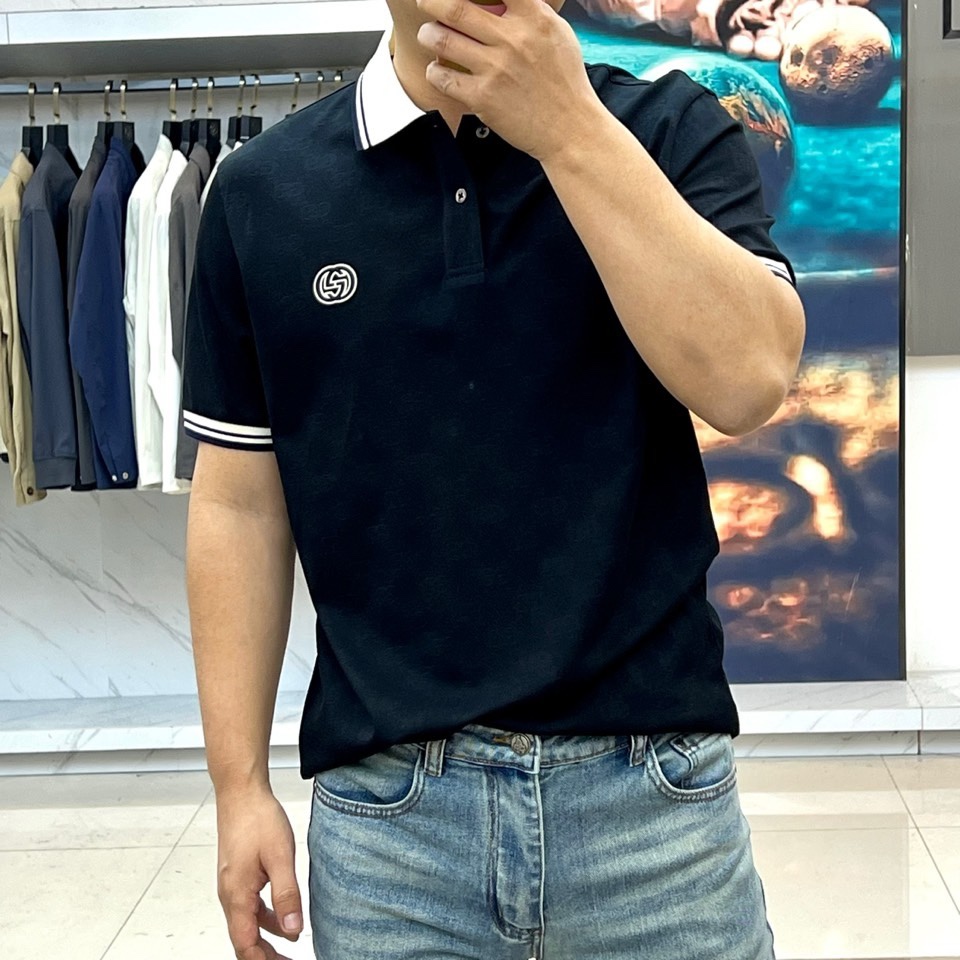 Gucc古驰、2026春夏新品男士半袖POLO衫，以经典翻领与三粒纽扣设计，诠释隽永的休闲风格。领口与袖