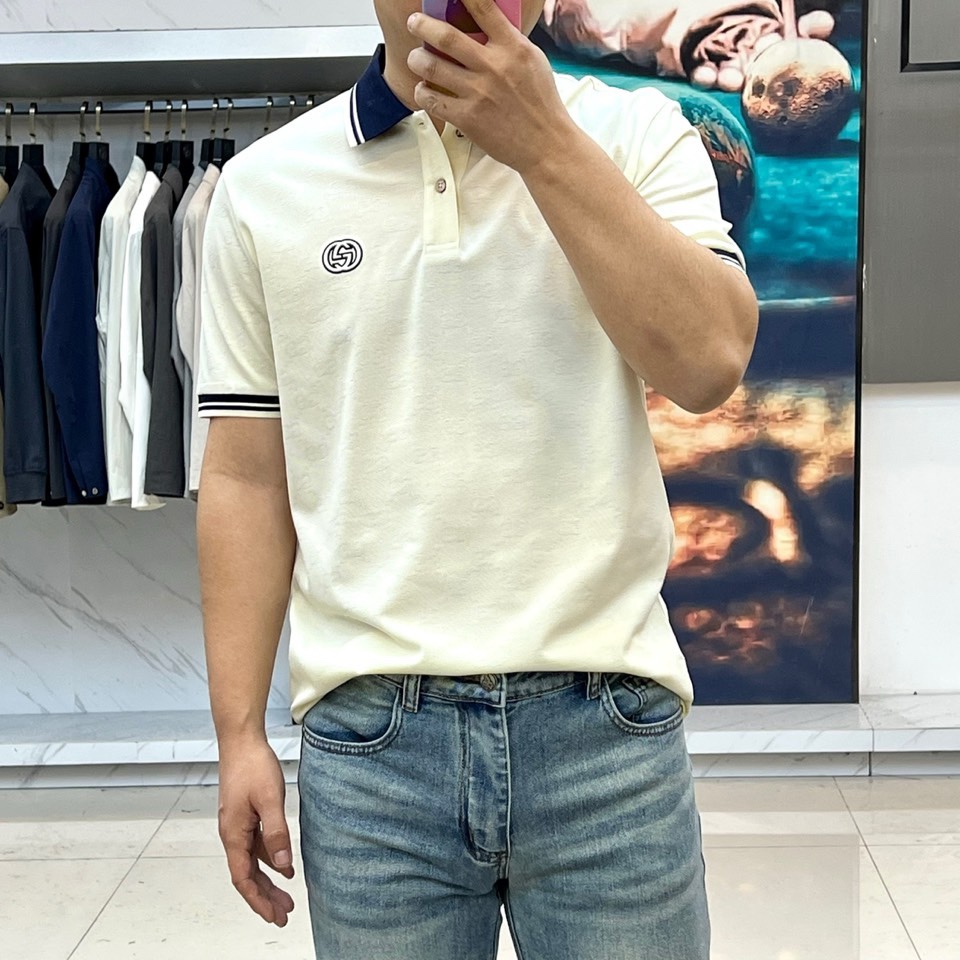 Gucc古驰、2026春夏新品男士半袖POLO衫，以经典翻领与三粒纽扣设计，诠释隽永的休闲风格。领口与袖