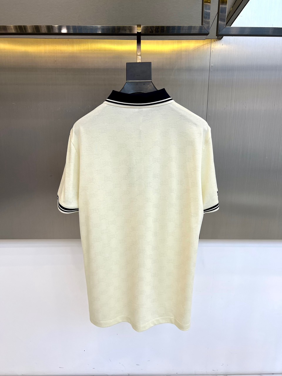 Gucc古驰、2026春夏新品男士半袖POLO衫，以经典翻领与三粒纽扣设计，诠释隽永的休闲风格。领口与袖