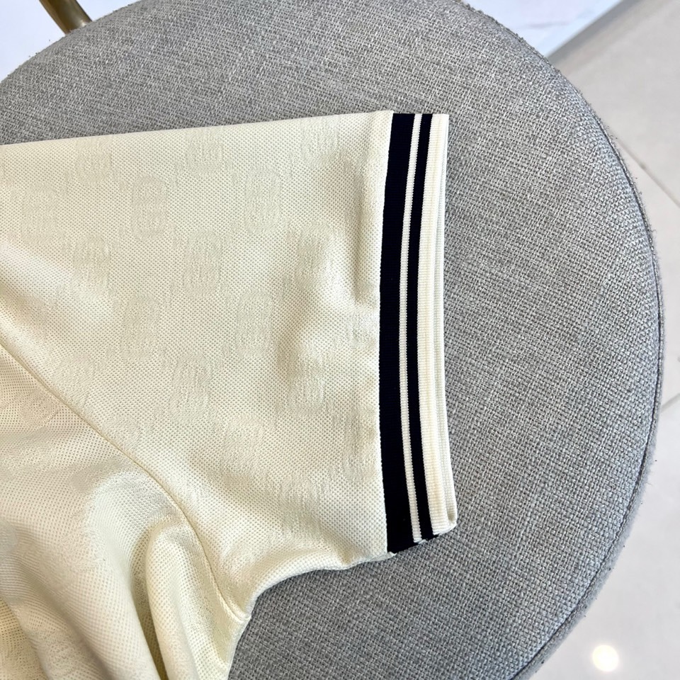 Gucc古驰、2026春夏新品男士半袖POLO衫，以经典翻领与三粒纽扣设计，诠释隽永的休闲风格。领口与袖