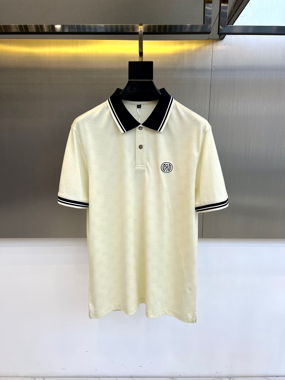 Gucc古驰、2026春夏新品男士半袖POLO衫，以经典翻领与三粒纽扣设计，诠释隽永的休闲风格。领口与袖