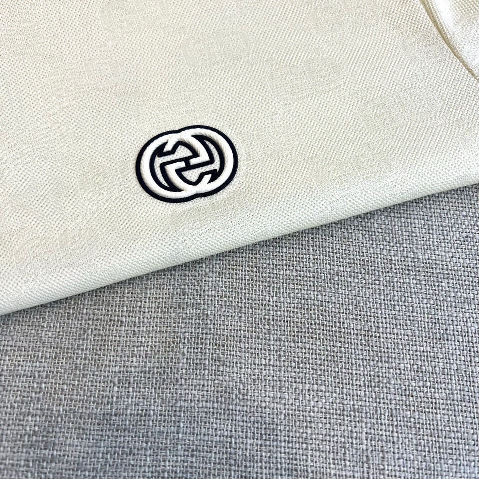 Gucc古驰、2026春夏新品男士半袖POLO衫，以经典翻领与三粒纽扣设计，诠释隽永的休闲风格。领口与袖