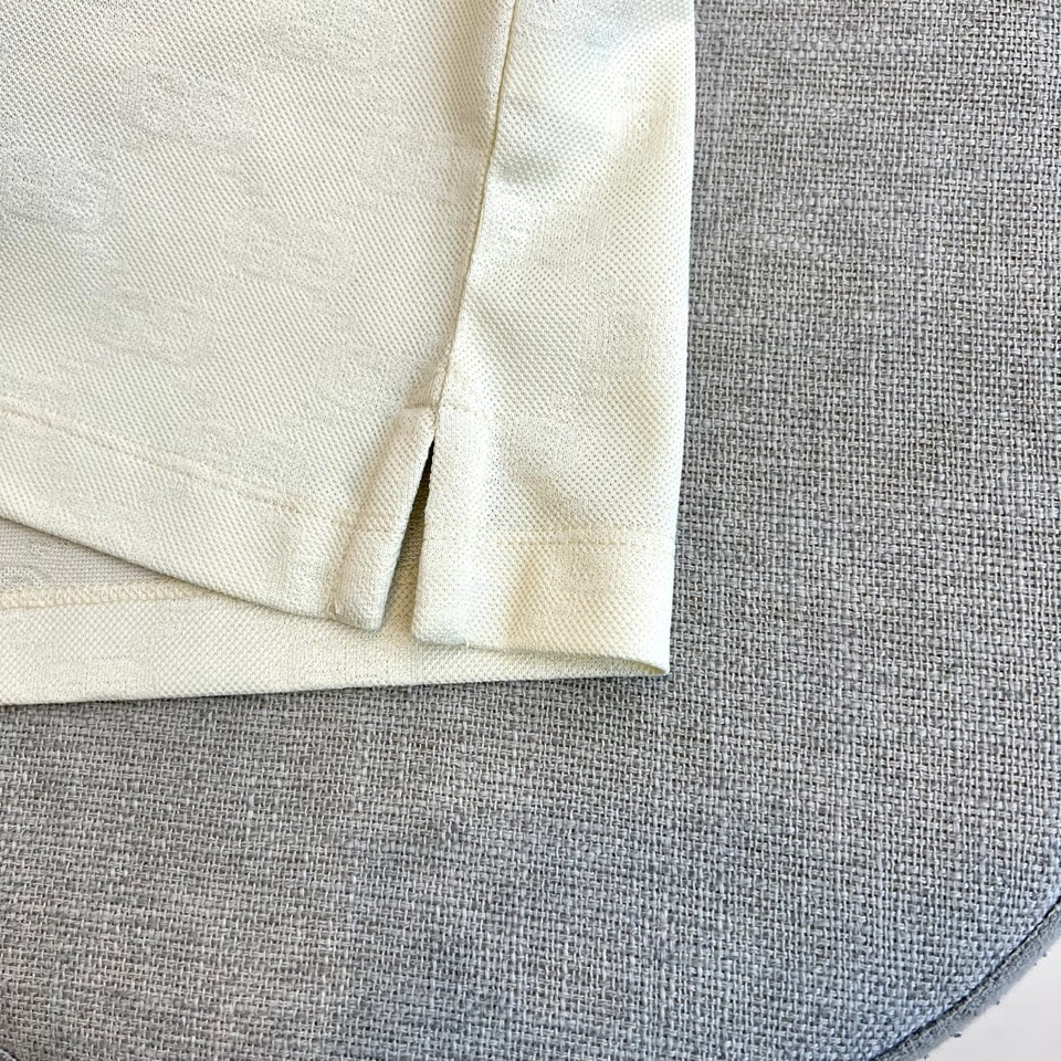 Gucc古驰、2026春夏新品男士半袖POLO衫，以经典翻领与三粒纽扣设计，诠释隽永的休闲风格。领口与袖