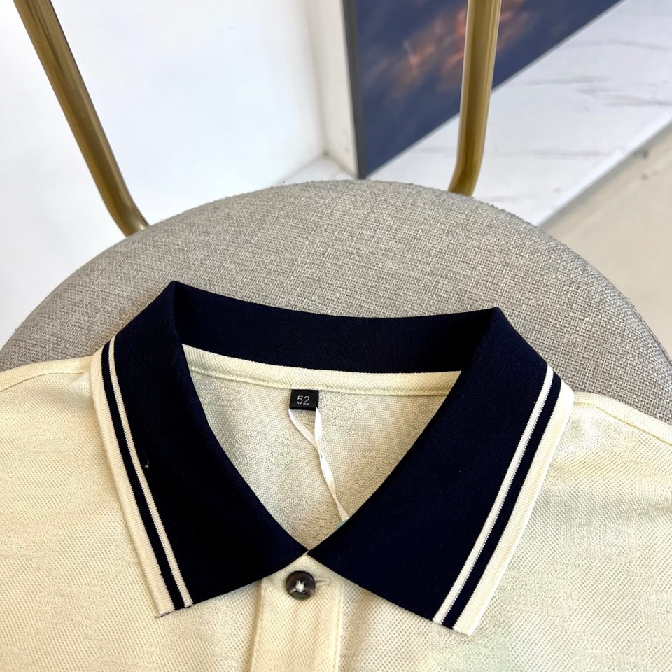Gucc古驰、2026春夏新品男士半袖POLO衫，以经典翻领与三粒纽扣设计，诠释隽永的休闲风格。领口与袖