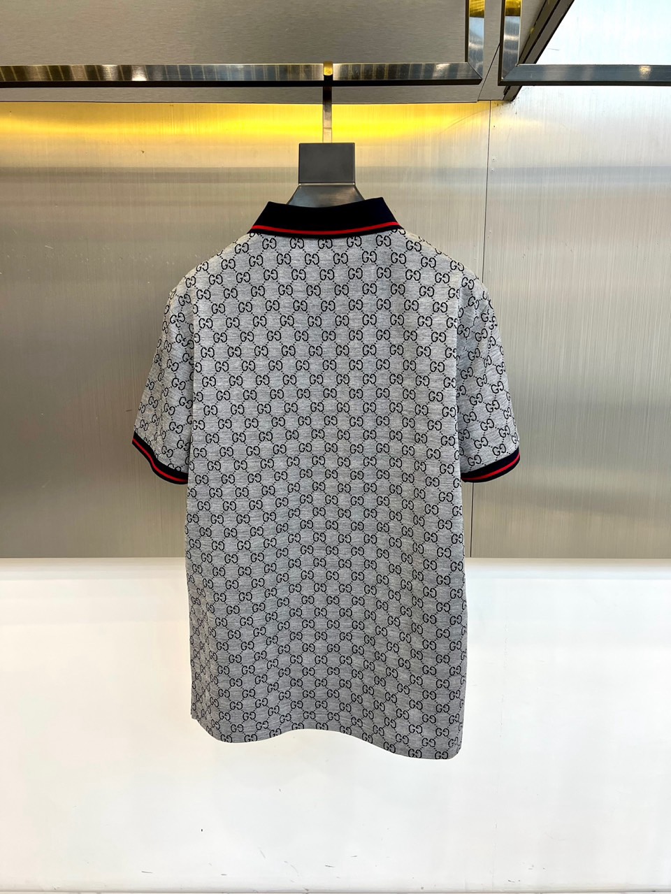 Gucc古驰、2026春夏新品男士短袖Polo衫，以经典版型重塑当代绅士衣橱。精致的翻领与门襟纽扣设计，