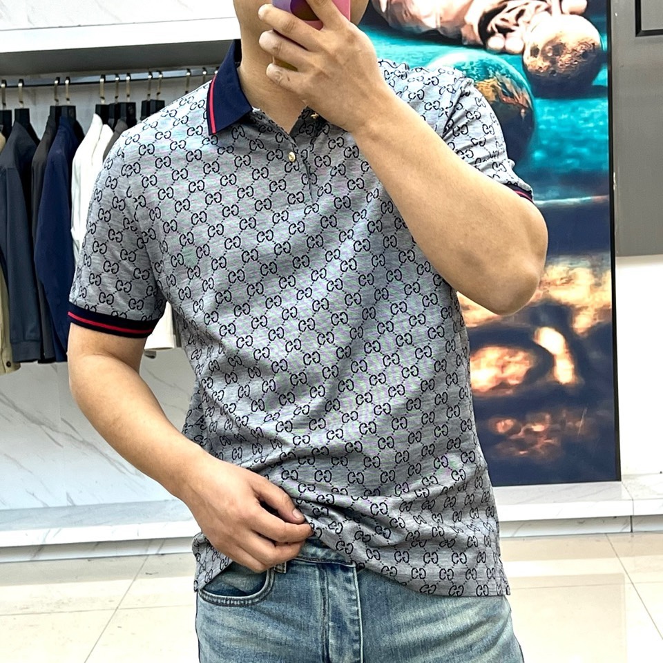 Gucc古驰、2026春夏新品男士短袖Polo衫，以经典版型重塑当代绅士衣橱。精致的翻领与门襟纽扣设计，