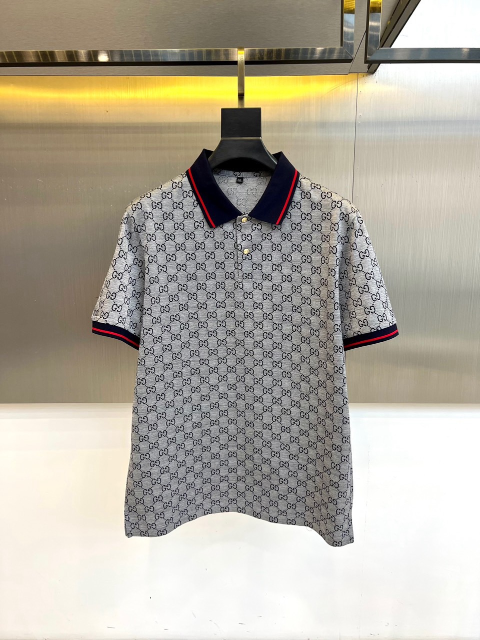 Gucc古驰、2026春夏新品男士短袖Polo衫，以经典版型重塑当代绅士衣橱。精致的翻领与门襟纽扣设计，