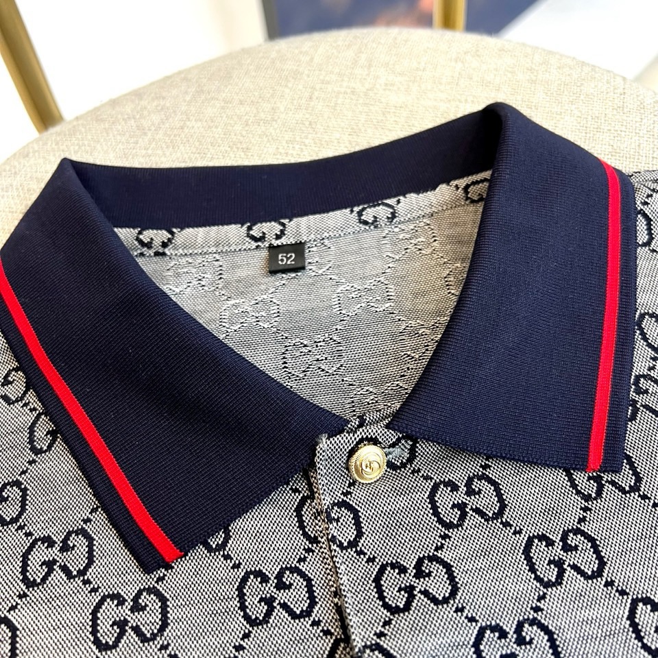Gucc古驰、2026春夏新品男士短袖Polo衫，以经典版型重塑当代绅士衣橱。精致的翻领与门襟纽扣设计，