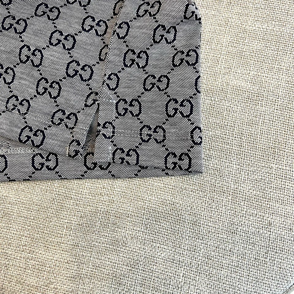 Gucc古驰、2026春夏新品男士短袖Polo衫，以经典版型重塑当代绅士衣橱。精致的翻领与门襟纽扣设计，