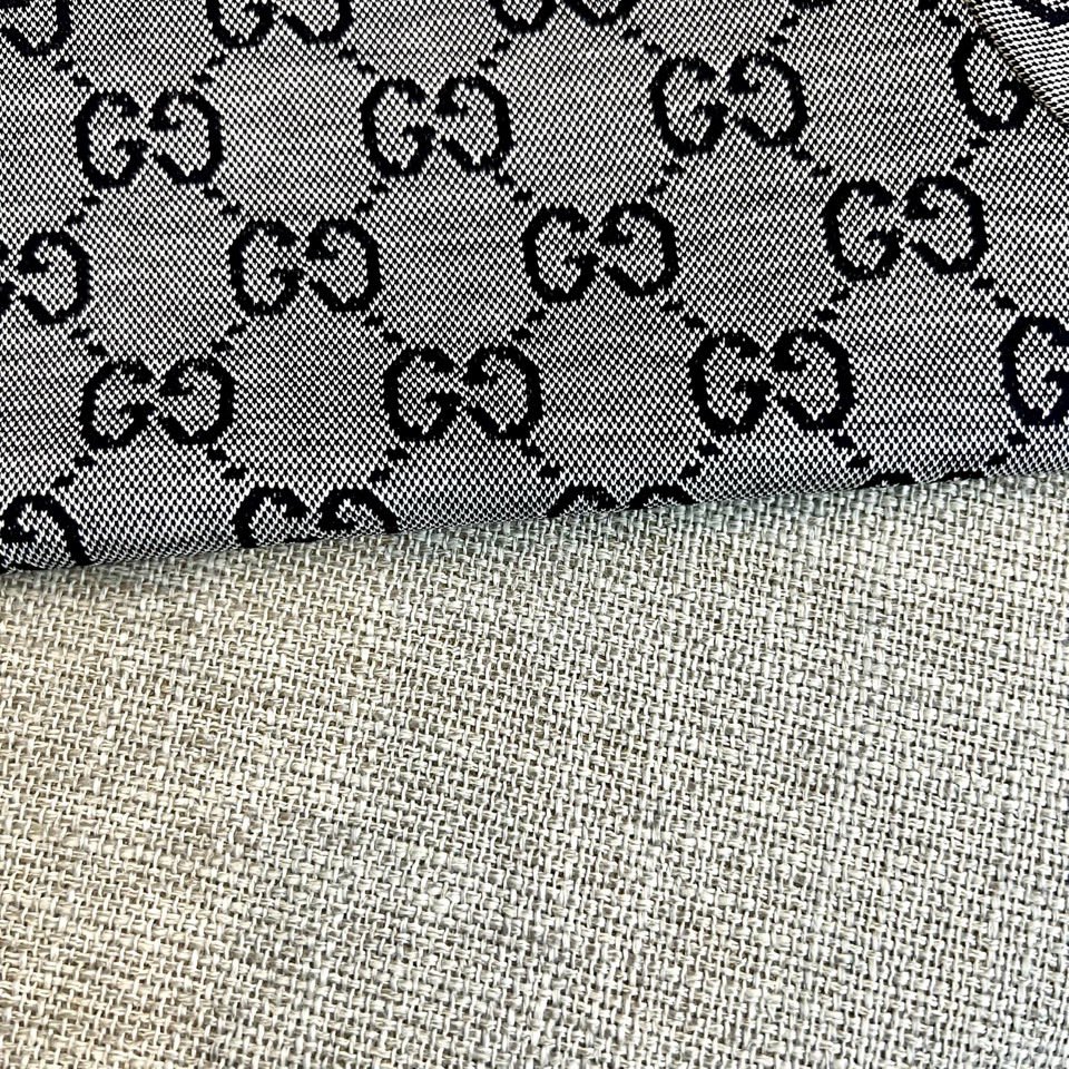 Gucc古驰、2026春夏新品男士短袖Polo衫，以经典版型重塑当代绅士衣橱。精致的翻领与门襟纽扣设计，