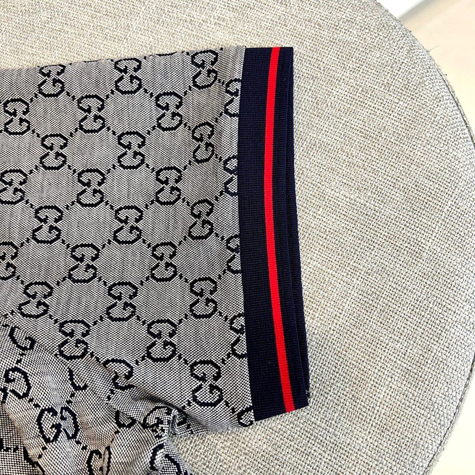 Gucc古驰、2026春夏新品男士短袖Polo衫，以经典版型重塑当代绅士衣橱。精致的翻领与门襟纽扣设计，