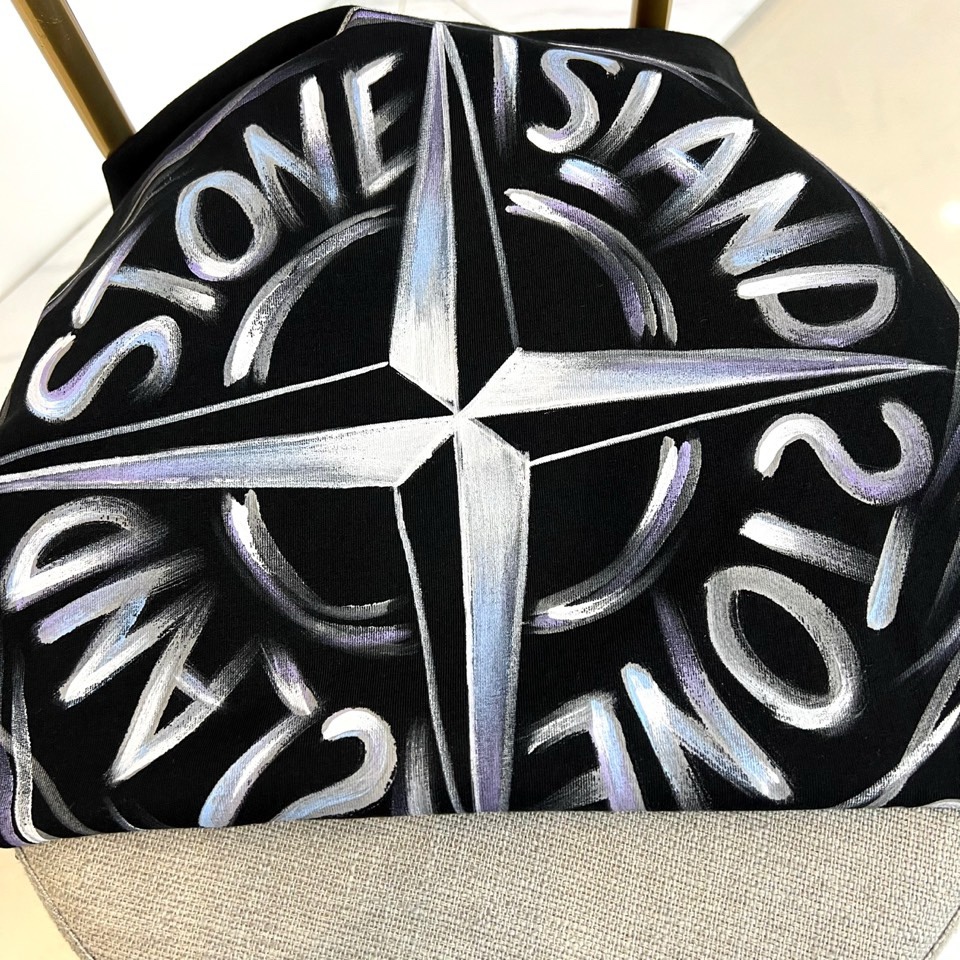 Stone Island石头岛、2026春夏新品来袭，这款短袖T恤以经典圆领搭配宽松落肩版型，包容身形又