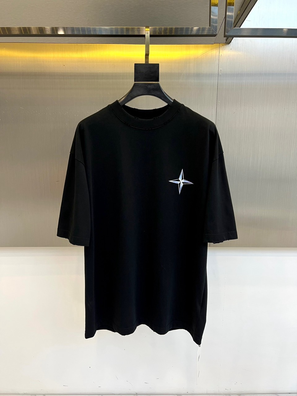 Stone Island石头岛、2026春夏新品来袭，这款短袖T恤以经典圆领搭配宽松落肩版型，包容身形又