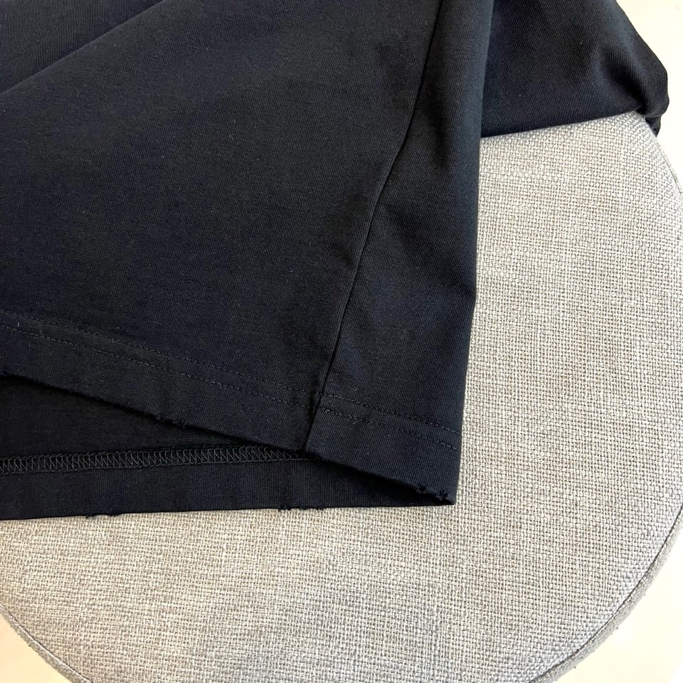 Stone Island石头岛、2026春夏新品来袭，这款短袖T恤以经典圆领搭配宽松落肩版型，包容身形又