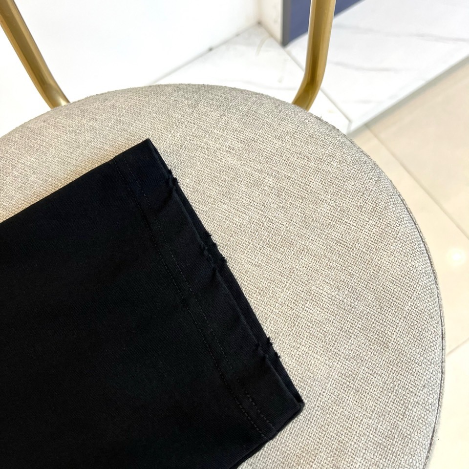 Stone Island石头岛、2026春夏新品来袭，这款短袖T恤以经典圆领搭配宽松落肩版型，包容身形又