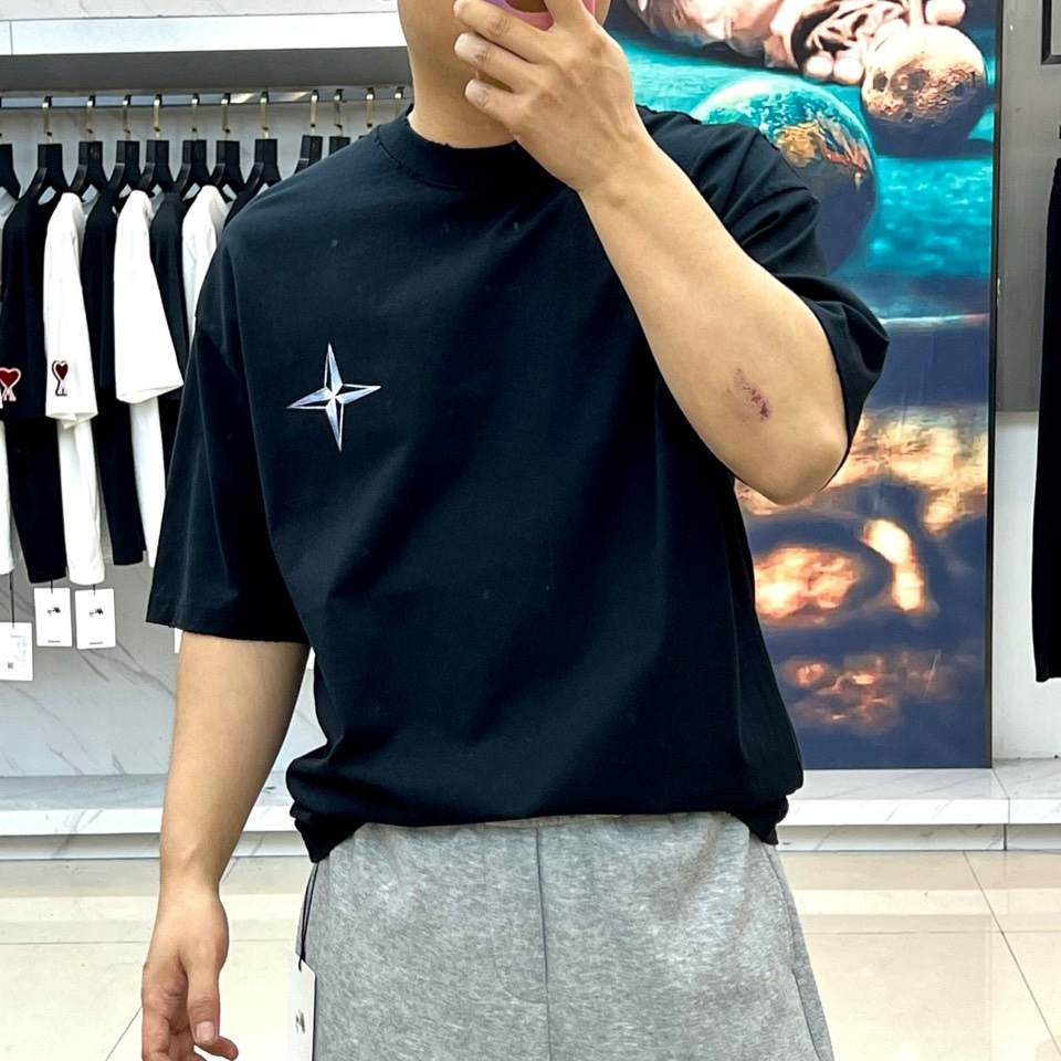 Stone Island石头岛、2026春夏新品来袭，这款短袖T恤以经典圆领搭配宽松落肩版型，包容身形又