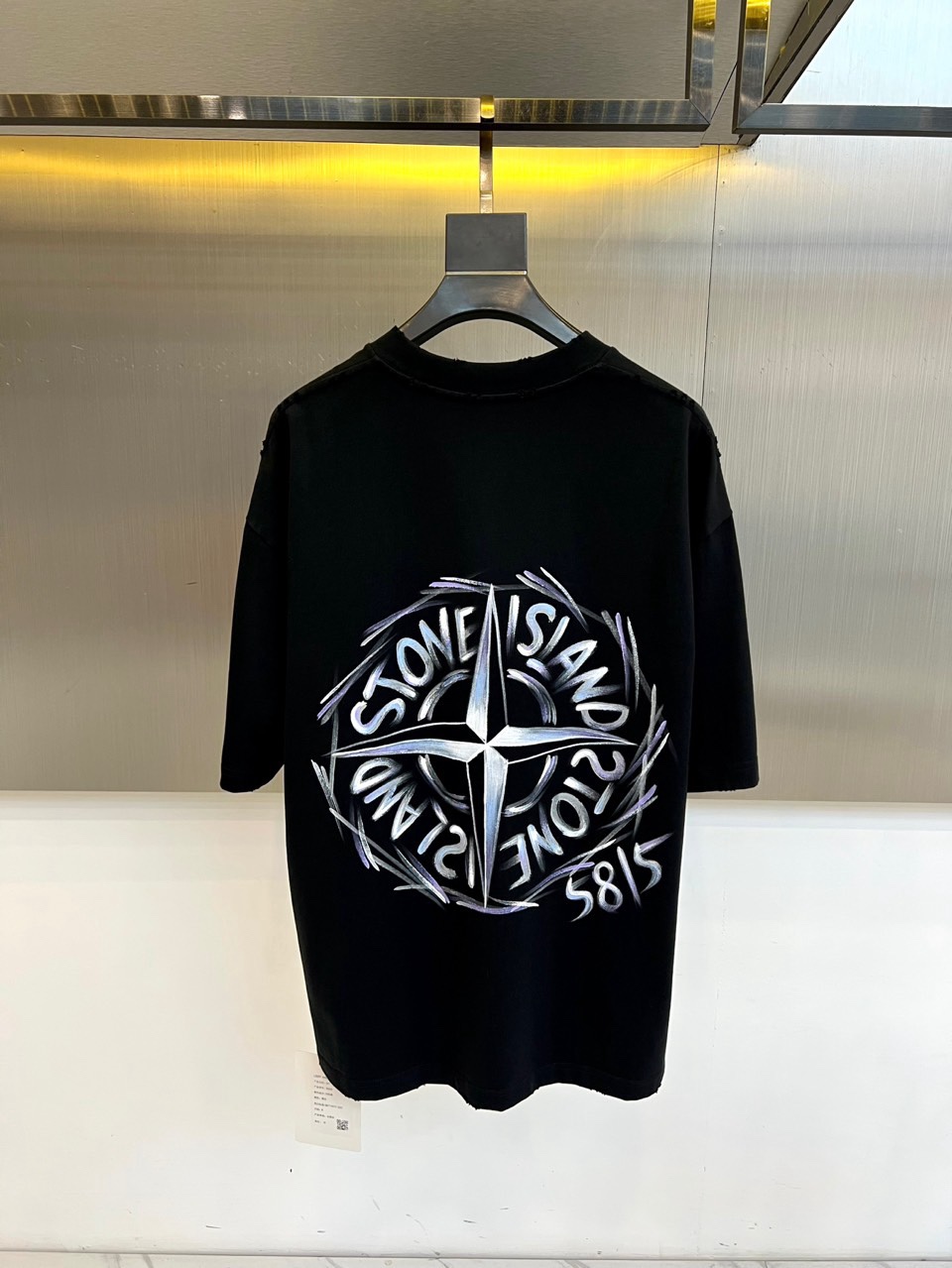 Stone Island石头岛、2026春夏新品来袭，这款短袖T恤以经典圆领搭配宽松落肩版型，包容身形又