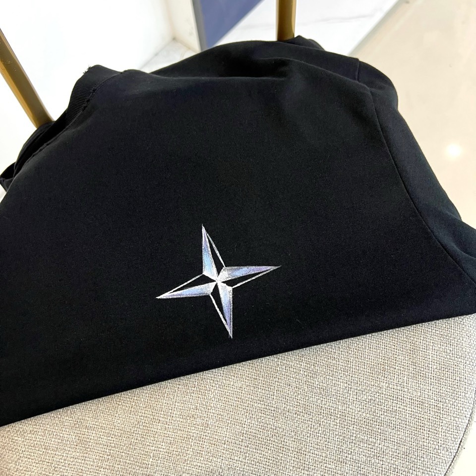 Stone Island石头岛、2026春夏新品来袭，这款短袖T恤以经典圆领搭配宽松落肩版型，包容身形又