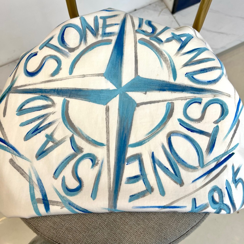 Stone Island石头岛、2026春夏新品来袭，这款短袖T恤以经典圆领搭配宽松落肩版型，包容身形又