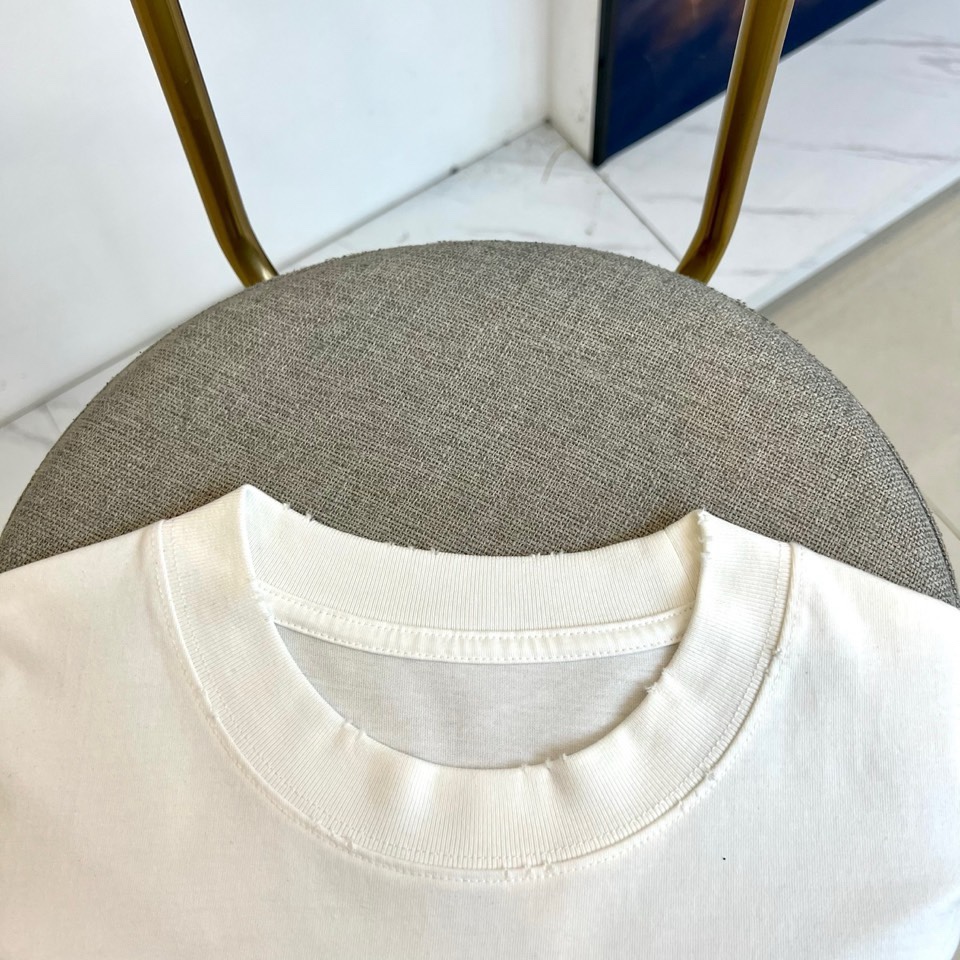 Stone Island石头岛、2026春夏新品来袭，这款短袖T恤以经典圆领搭配宽松落肩版型，包容身形又