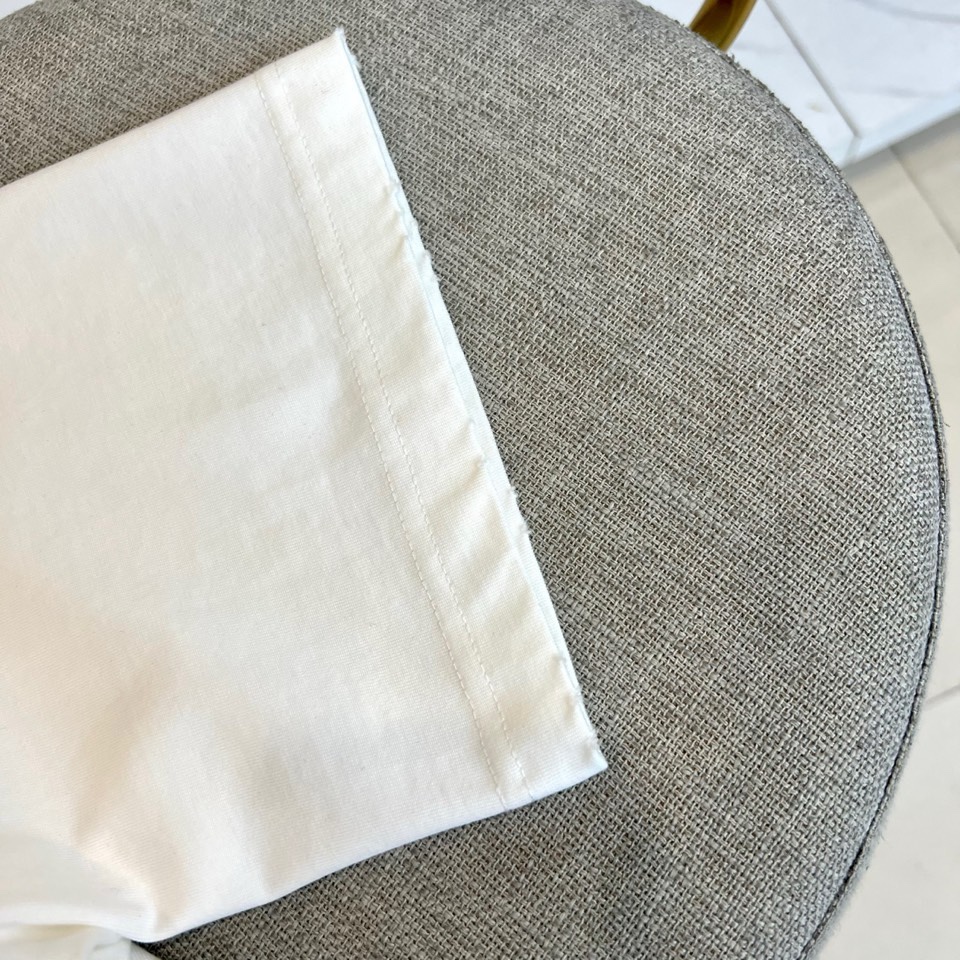 Stone Island石头岛、2026春夏新品来袭，这款短袖T恤以经典圆领搭配宽松落肩版型，包容身形又