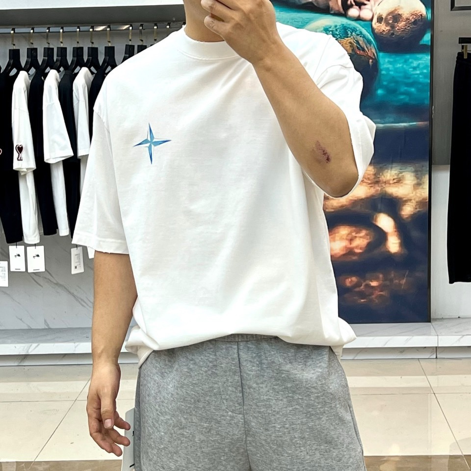 Stone Island石头岛、2026春夏新品来袭，这款短袖T恤以经典圆领搭配宽松落肩版型，包容身形又