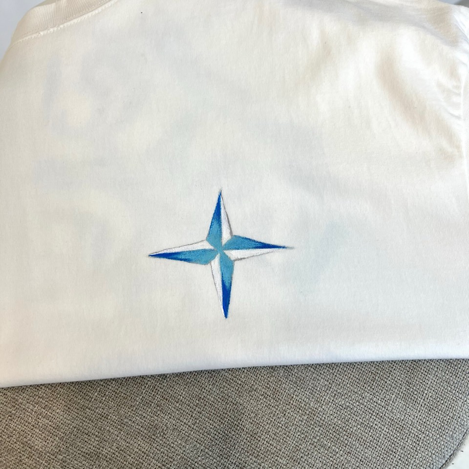 Stone Island石头岛、2026春夏新品来袭，这款短袖T恤以经典圆领搭配宽松落肩版型，包容身形又