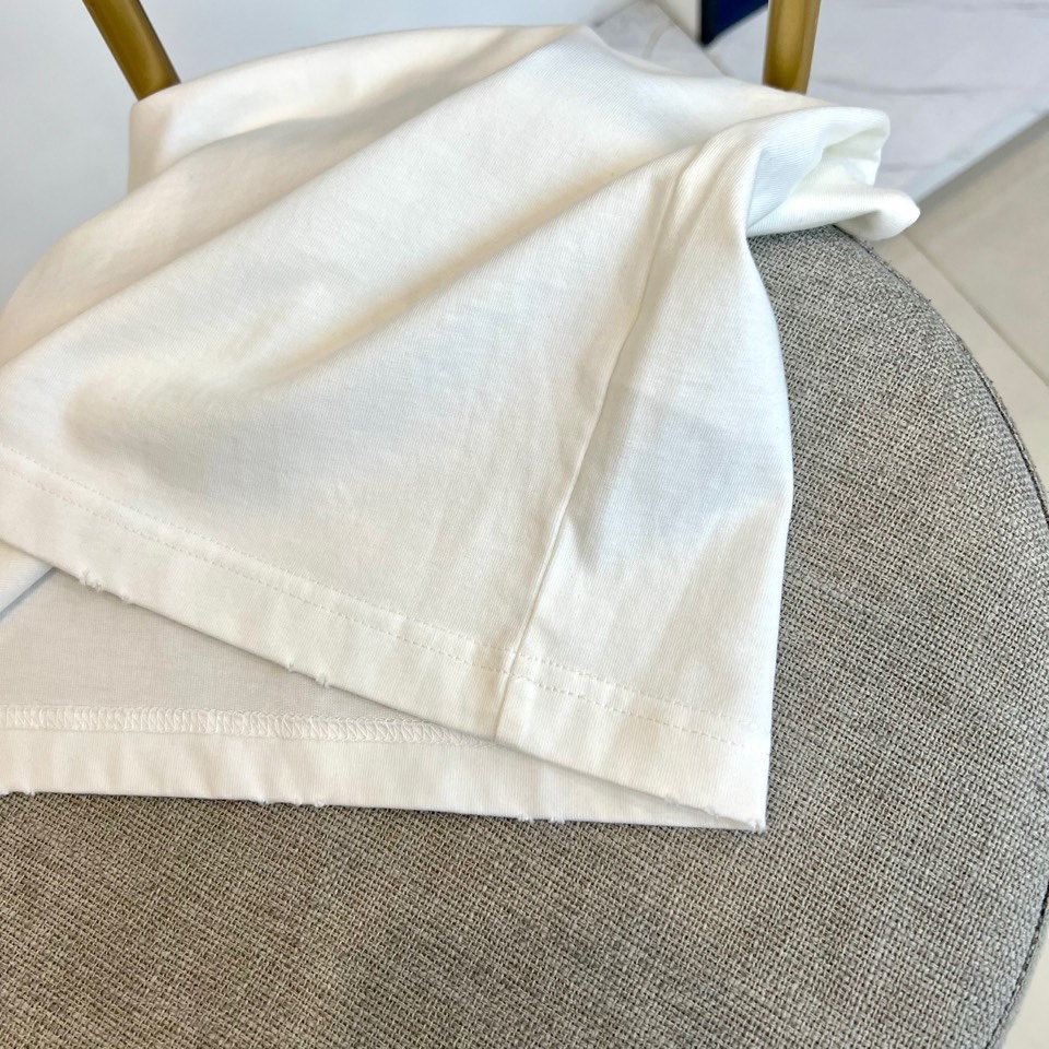 Stone Island石头岛、2026春夏新品来袭，这款短袖T恤以经典圆领搭配宽松落肩版型，包容身形又