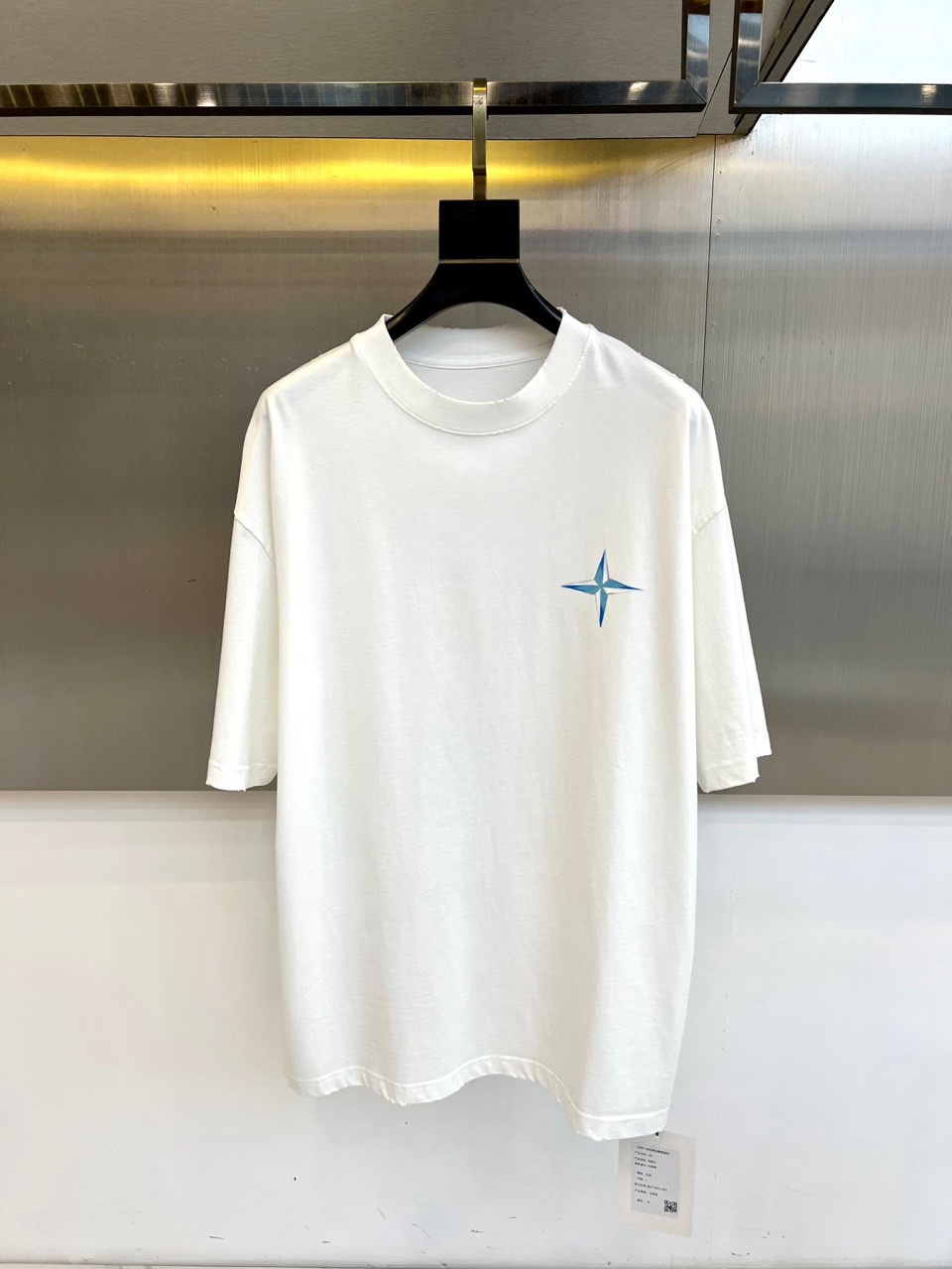 Stone Island石头岛、2026春夏新品来袭，这款短袖T恤以经典圆领搭配宽松落肩版型，包容身形又