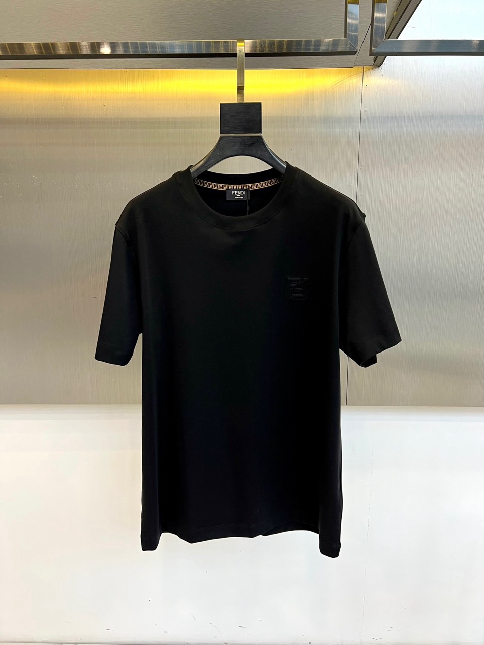 Fend芬迪、2026春夏男士圆领短袖T恤，以极简设计演绎意式先锋美学。款式采用利落剪裁与适度宽松的廓形