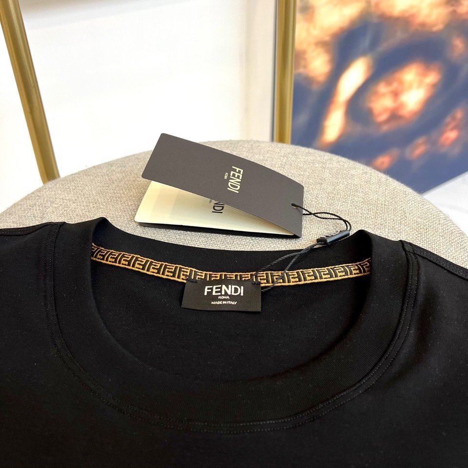 Fend芬迪、2026春夏男士圆领短袖T恤，以极简设计演绎意式先锋美学。款式采用利落剪裁与适度宽松的廓形