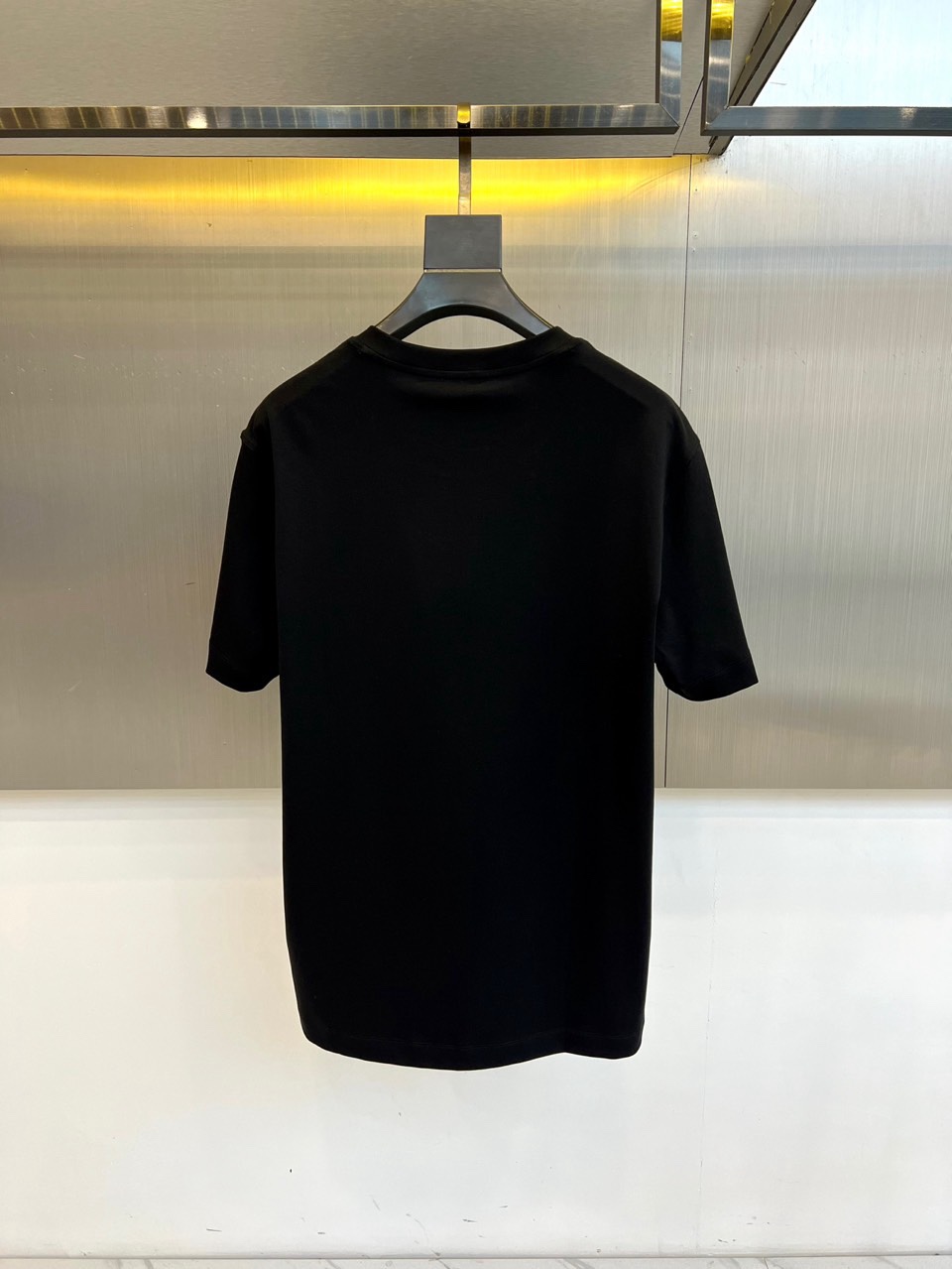 Fend芬迪、2026春夏男士圆领短袖T恤，以极简设计演绎意式先锋美学。款式采用利落剪裁与适度宽松的廓形