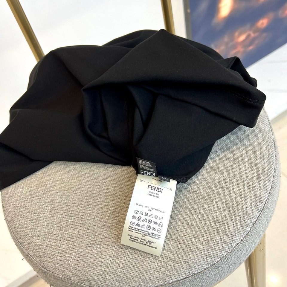 Fend芬迪、2026春夏男士圆领短袖T恤，以极简设计演绎意式先锋美学。款式采用利落剪裁与适度宽松的廓形