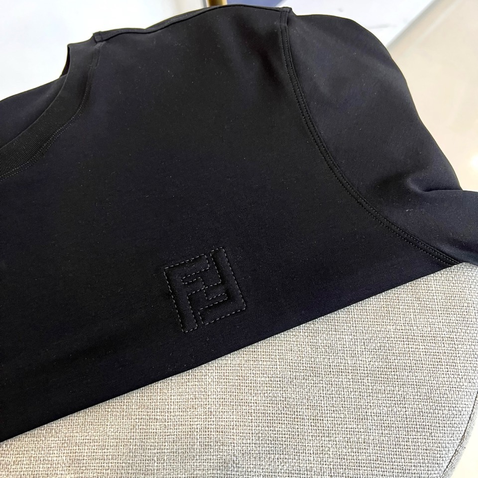 Fend芬迪、2026春夏男士圆领短袖T恤，以极简设计演绎意式先锋美学。款式采用利落剪裁与适度宽松的廓形