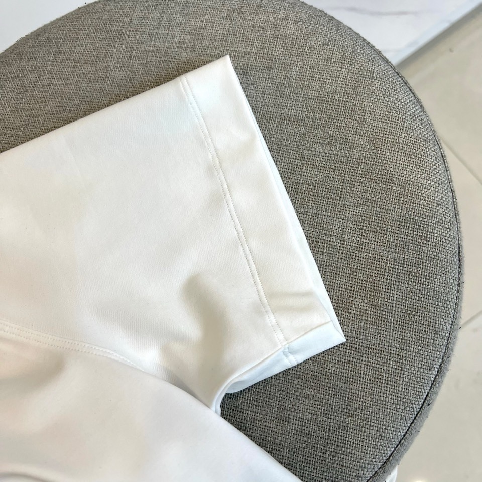 Fend芬迪、2026春夏男士圆领短袖T恤，以极简设计演绎意式先锋美学。款式采用利落剪裁与适度宽松的廓形