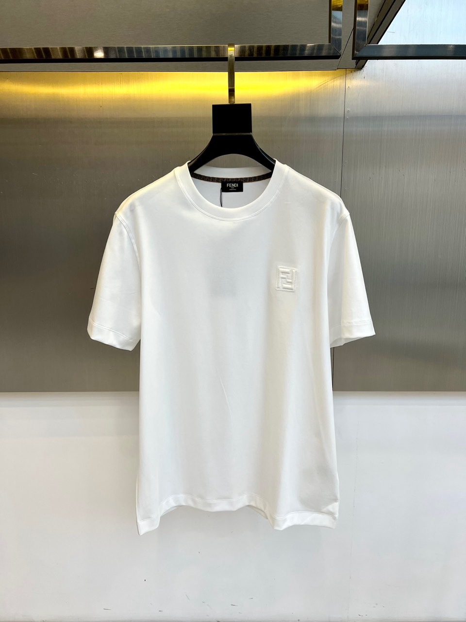 Fend芬迪、2026春夏男士圆领短袖T恤，以极简设计演绎意式先锋美学。款式采用利落剪裁与适度宽松的廓形