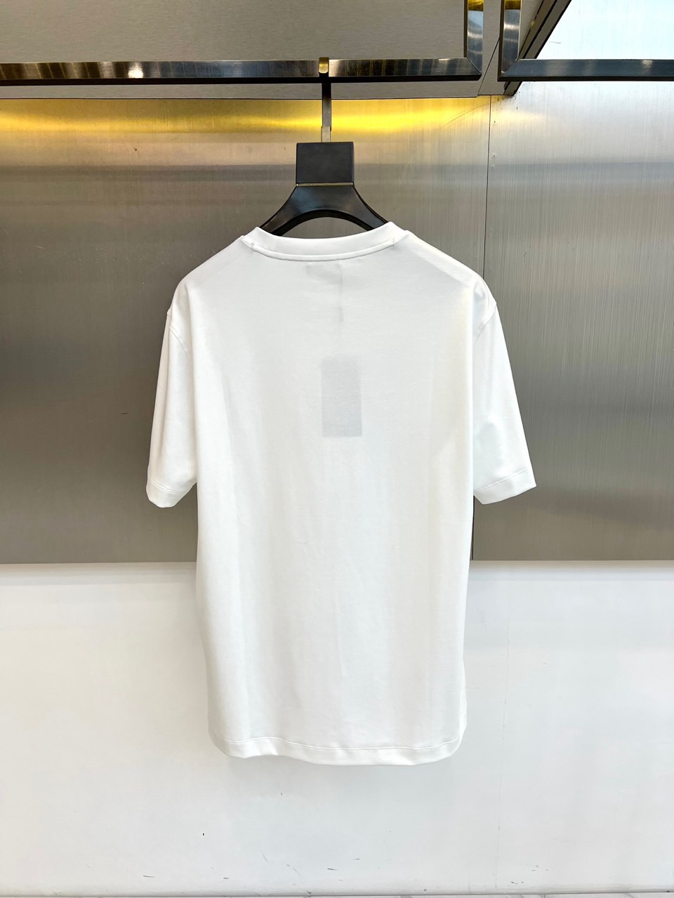 Fend芬迪、2026春夏男士圆领短袖T恤，以极简设计演绎意式先锋美学。款式采用利落剪裁与适度宽松的廓形