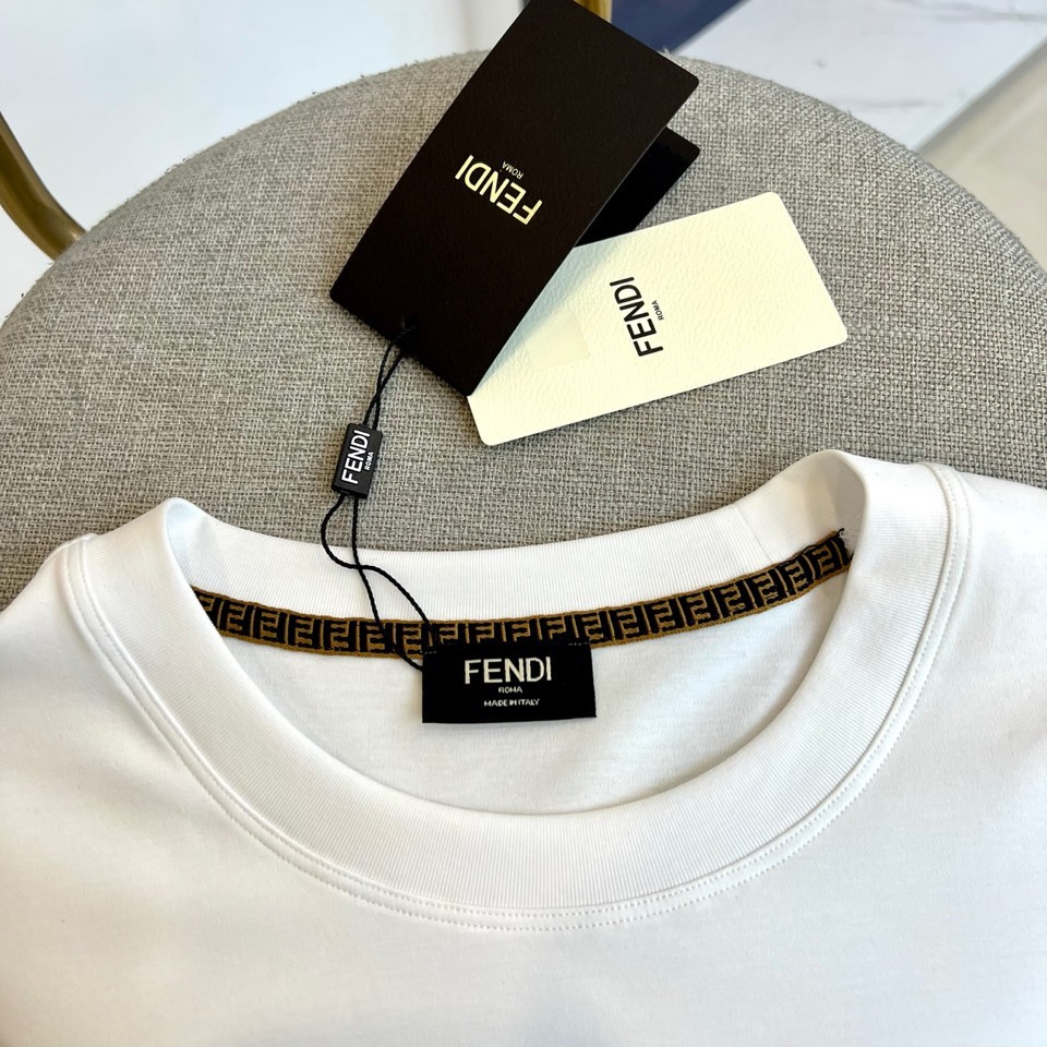 Fend芬迪、2026春夏男士圆领短袖T恤，以极简设计演绎意式先锋美学。款式采用利落剪裁与适度宽松的廓形