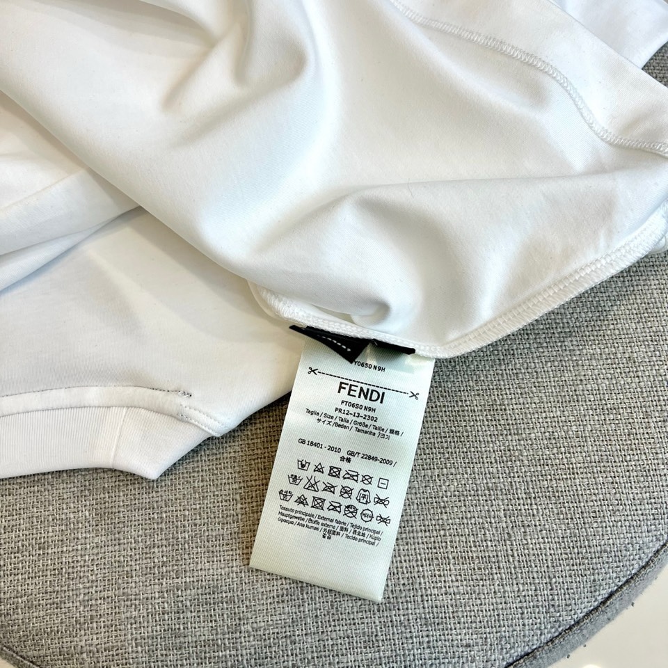 Fend芬迪、2026春夏男士圆领短袖T恤，以极简设计演绎意式先锋美学。款式采用利落剪裁与适度宽松的廓形