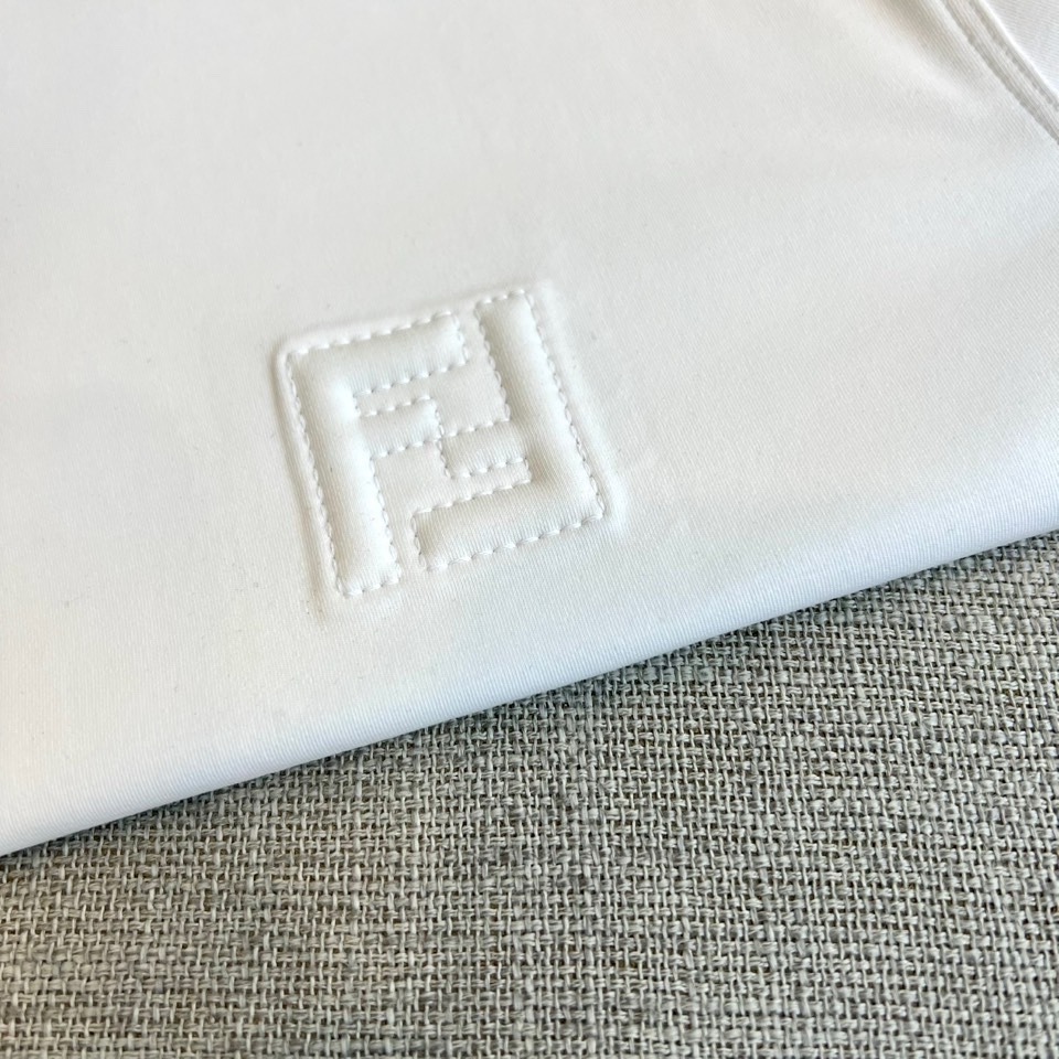 Fend芬迪、2026春夏男士圆领短袖T恤，以极简设计演绎意式先锋美学。款式采用利落剪裁与适度宽松的廓形