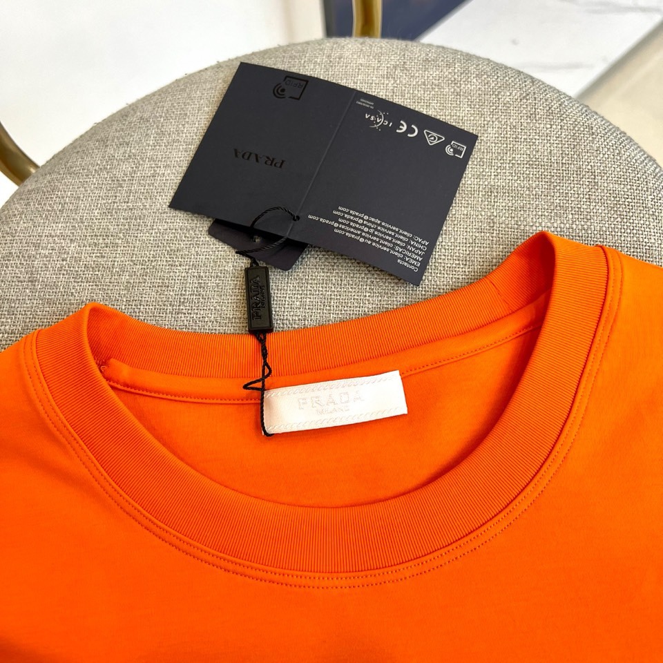 Prad普拉达、2026春夏男士圆领短袖T恤，以简约设计诠释意式美学精髓。款式采用经典圆领与宽松有度的现