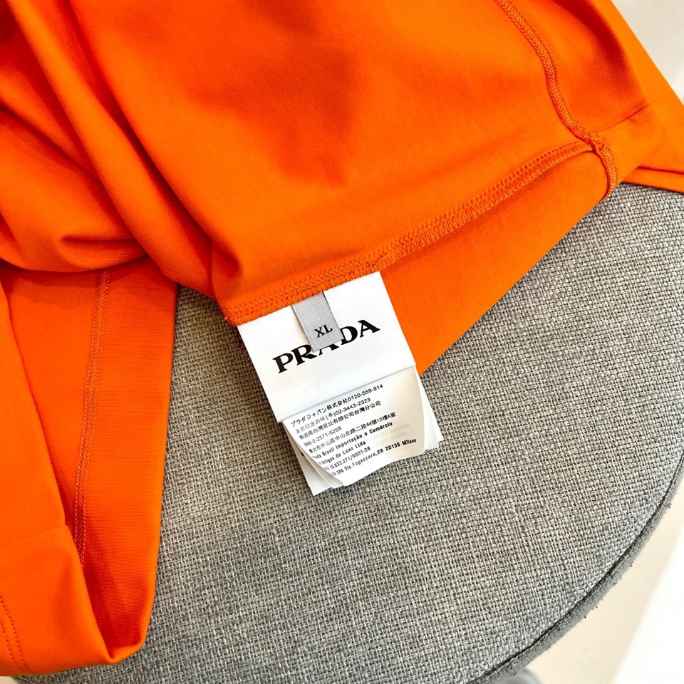 Prad普拉达、2026春夏男士圆领短袖T恤，以简约设计诠释意式美学精髓。款式采用经典圆领与宽松有度的现