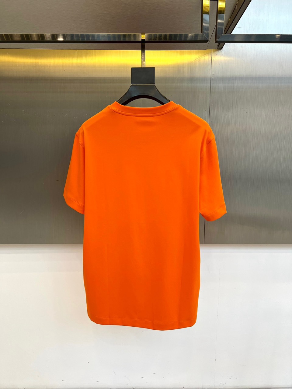 Prad普拉达、2026春夏男士圆领短袖T恤，以简约设计诠释意式美学精髓。款式采用经典圆领与宽松有度的现